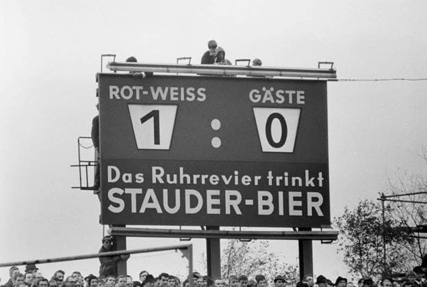 05.11.1967, Stadion Hafenstrasse in Essen, scoreboard zeigt aktuellen Spielstand, 1-0 in der 17. Minute per Elfmeter von Egbert Jan ter Mors (RWE), Sechzigerjahre, Fussball, Regionalliga West, 1967 1968, Rot-Weiss Essen vs. Fortuna Duesseldorf 1-1 Sechzigerjahre, Sport, Fussball, Regionalliga West, 1967 1968, Rot-Weiss Essen vs. Fortuna Duesseldorf 1-1, 05.11.1967, Stadion an der Hafenstrasse in Essen, handbetriebene Anzeigetafel zeigt den aktuellen Spielstand, 1-0 in der 17. Spielminute per Elfmeter von Egbert Jan ter Mors (RWE), Sixties, sports, football, Regionalliga West, 1967 1968, Rot-Weiss Essen vs. Fortuna Duesseldorf 1-1, 05.11.1967, Stadium an der Hafenstrasse in Essen, hand operated scoreboard shows the actual result, 1-0 in the 17th minute of play by penalty of Egbert Jan ter Mors (RWE) *** 05 11 1967, Stadion Hafenstrasse in Essen, scoreboard shows current score, 1 0 in the 17 minute by penalty from Egbert Jan ter Mors RWE , Sixties, sports, football, Regionalliga West, 1967 1968, Rot Weiss Essen vs Fortuna Duesseldorf 1 1 Sixties, sports, football, Regionalliga West, 1967 1968, Rot Weiss Essen vs Fortuna Duesseldorf 1 1, 05 11 1967, Stadion an der Hafenstrasse in Essen, hand operated scoreboard shows the actual result, 1 0 in the 17th minute of play by penalty of Egbert Jan ter Mors RWE , Sixties, sports, football, Regionalliga West, 1967 1968, Rot Weiss Essen vs Fortuna Duesseldorf 1 1, 05 11 1967, Stadium an der Hafenstrasse in Essen, hand operated scoreboard shows the actual result, 1 0 in the 17th minute of play by penalty of Egbert Jan ter Mors RWE