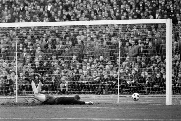 23.03.1968, Stadion Rote Erde Dortmund, Berti Vogts (MG) n.i.B. erzielt in der 5. Minute das 0-1, TW Werner Koeddermann (BVB) ist ohne Chance, Sechzigerjahre, Fussball, Bundesliga, 1967 1968, BVB Borussia Dortmund vs. Borussia Moenchengladbach 3-1 Sechzigerjahre, Sport, Fussball, Bundesliga, 1967 1968, BVB Borussia Dortmund vs. Borussia Moenchengladbach 3-1, 23.03.1968, Stadion Rote Erde in Dortmund, Spielszene, Berti Vogts (MG) nicht im Bild erzielt in der 5. Spielminute das Tor zum 0-1, Torwart Werner Koeddermann (BVB) ist ohne Chance, Sixties, sports, football, Bundesliga, 1967 1968, BVB Borussia Dortmund vs. Borussia Moenchengladbach 3-1, 23.03.1968, Stadium Rote Erde in Dortmund, scene of the match, Berti Vogts (MG) not pictured scores the 0-1 goal in the 5th minute of play, goalkeeper Werner Koeddermann (BVB) is chanceless *** 23 03 1968, Stadion Rote Erde Dortmund, Berti Vogts MG n i B scores the 0 1 in the 5 minute, TW Werner Koeddermann BVB is without a chance, Sixties, sports, football, Bundesliga, 1967 1968, BVB Borussia Dortmund vs Borussia Moenchengladbach 3 1 Sixties, sports, football, Bundesliga, 1967 1968, BVB Borussia Dortmund vs Borussia Moenchengladbach 3 1, 23 03 1968, Stadion Rote Erde in Dortmund, match scene, Berti Vogts MG not pictured scores the 0 1 goal in the 5th minute of play, goalkeeper Werner Koeddermann BVB is chanceless, Sixties, sports, football, Bundesliga, 1967 1968, BVB Borussia Dortmund vs Borussia Moenchengladbach 3 1, 23 03 1968, Stadium Rote Erde in Dortmund, scene of the match, Berti Vogts MG not pictured scores the 0 1 goal in the 5th minute of play, goalkeeper Werner Koeddermann BVB is chanceless