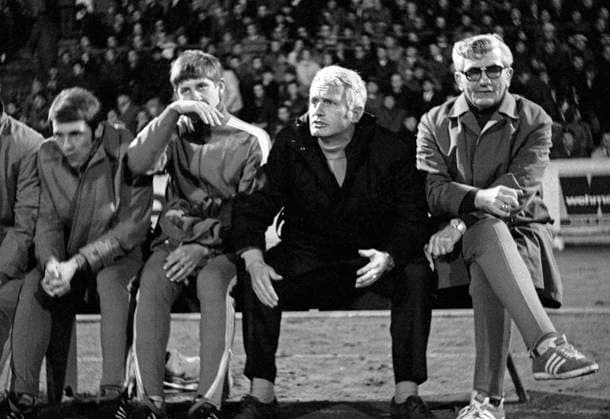 07.11.1969, Wedaustadion in Duisburg, BVB Ersatzbank, v.l.n.r. Theo Buecker, Theodor Rielaender, Helmut Bracht, Cheftrainer Hermann Lindemann, Sechzigerjahre, Fussball, Bundesliga, 1969 1970, MSV Duisburg vs. BVB Borussia Dortmund 0-1 Sechzigerjahre, Sport, Fussball, Bundesliga, 1969 1970, MSV Duisburg vs. BVB Borussia Dortmund 0-1, 07.11.1969, Wedaustadion in Duisburg, Dortmunder Ersatzbank, v.l.n.r. die aktiven Spieler Theo Buecker und Theodor Rielaender, der ehemalige Spieler Helmut Bracht, Cheftrainer Hermann Lindemann, Sixties, sports, football, Bundesliga, 1969 1970, MSV Duisburg vs. BVB Borussia Dortmund 0-1, 07.11.1969, Wedau Stadium in Duisburg, BVB substitutes bench, f.l.t.r. active players Theo Buecker and Theodor Rielaender, former player Helmut Bracht, head coach Hermann Lindemann *** 07 11 1969, Wedaustadion in Duisburg, BVB bench, f l n r Theo Buecker, Theodor Rielaender, Helmut Bracht, head coach Hermann Lindemann, Sixties, sports, football, Bundesliga, 1969 1970, MSV Duisburg vs BVB Borussia Dortmund 0 1 Sixties, sports, football, Bundesliga, 1969 1970, MSV Duisburg vs BVB Borussia Dortmund 0 1, 07 11 1969, Wedaustadion in Duisburg, Dortmund bench, f l n r active players Theo Buecker and Theodor Rielaender, former player Helmut Bracht, head coach Hermann Lindemann, Sixties, sports, football, Bundesliga, 1969 1970, MSV Duisburg vs BVB Borussia Dortmund 0 1, 07 11 1969, Wedau Stadium in Duisburg, BVB substitutes bench, f l t r active players Theo Buecker and Theodor Rielaender, former player Helmut Bracht, head coach Hermann Lindemann