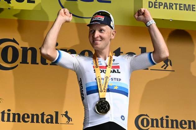 Tour de France 2025 Stage 3 DUINKERKE, FRANCE - JULY 07 : Merlier Tim (BEL) of Soudal Quick-Step pictured during the podium ceremony of stage 3 of the 112th edition of Tour de France an UCI World Tour 2.UWT cycling road race stage for Men Elite of 178 km with start in Valenciennes and finish in Duinkerke on July 7, 2025 in Duinkerke, France, 07 07 2025 ( Motordriver Kenny Verfaillie - Duinkerke France  Copyright: xJanxDexMeuleneirx