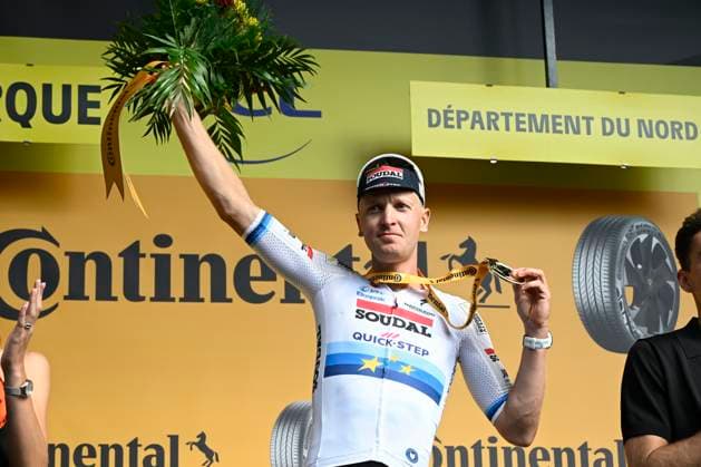 Tour de France 2025 Stage 3 DUINKERKE, FRANCE - JULY 07 : Merlier Tim (BEL) of Soudal Quick-Step pictured during the podium ceremony of stage 3 of the 112th edition of Tour de France an UCI World Tour 2.UWT cycling road race stage for Men Elite of 178 km with start in Valenciennes and finish in Duinkerke on July 7, 2025 in Duinkerke, France, 07 07 2025 ( Motordriver Kenny Verfaillie - Duinkerke France  Copyright: xJanxDexMeuleneirx