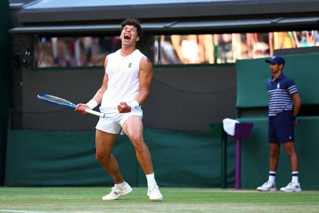 Ben Shelton celebrates victory in his fourth round match Wimbledon Tennis Championships, Day 8, The All England Lawn Tennis and Croquet Club, London, UK - 07 Jul 2025London The All England Lawn Tennis and United Kingdom  Copyright: xJamesxMarsh Shutterstockx 15387973fv