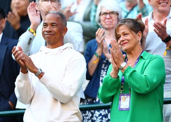 Bryan Shelton and Lisa Shelton celebrate the victory of Ben Shelton in his fourth round match Wimbledon Tennis Championships, Day 8, The All England Lawn Tennis and Croquet Club, London, UK - 07 Jul 2025London The All England Lawn Tennis and United Kingdom  Copyright: xJamesxMarsh Shutterstockx 15387973gm