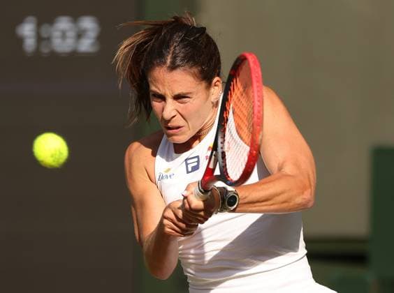 American Emma Navarro plays a backhand in her fourth round match against Mirra Andreeva on day eight of the 2025 Wimbledon Championships in London on Monday, July 07, 2025.  LON2025070770 HUGOxPHILPOTT