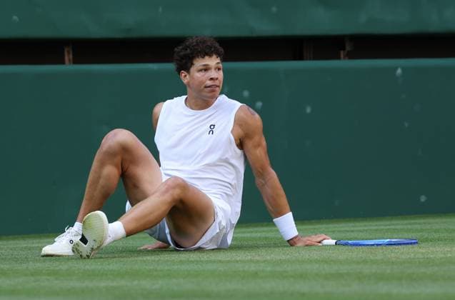 American Ben Shelton slips over on the grass in his fourth round match against Italian Lorenzo Sonego on day eight of the 2025 Wimbledon Championships in London on Monday, July 07, 2025.  LON2025070769 HUGOxPHILPOTT