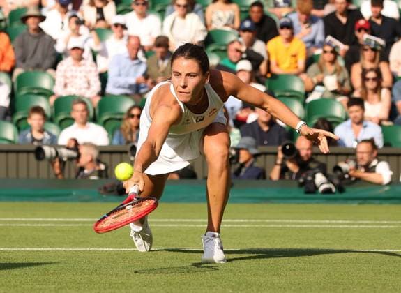 American Emma Navarro plays a backhand in her fourth round match against Mirra Andreeva on day eight of the 2025 Wimbledon Championships in London on Monday, July 07, 2025.  LON2025070784 HUGOxPHILPOTT