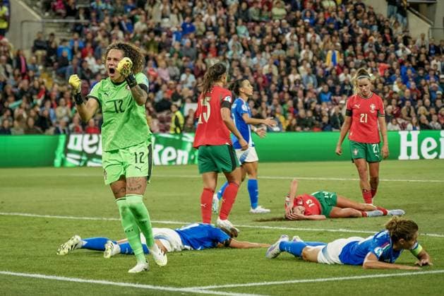 UEFA Womens EURO 2025 Frauen EM: Vorrunde, 2. Spieltag - Portugal vs Italien - Stade de Geneve (Genf, Schweiz): mehrere Spielerinnen liegen am Boden, Patricia Morais Patricia Morais (Portugal, 12) motiviert die Fans. *** UEFA Womens EURO 2025 Womens European Championship preliminary round, matchday 2 Portugal vs Italy Stade de Geneve Geneva, Switzerland several players lie on the ground, Patricia Morais Patricia Morais Portugal, 12 motivates the fans Copyright: xJOERANxSTEINSIEKx