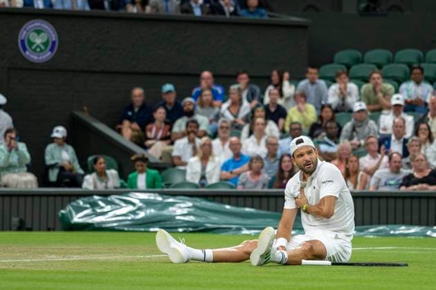 Grigor Dimitrov goes down injured when leading 2 sets to 0 during his Wimbledon 2025 Men?s Singles Round of 16 tennis match against Jannik Sinner at the All England Tennis Club in London, England ((6257) SPP) Copyright: x(6257)x xSPPx spp-en-6-SPP25_rica_07jul25_21922