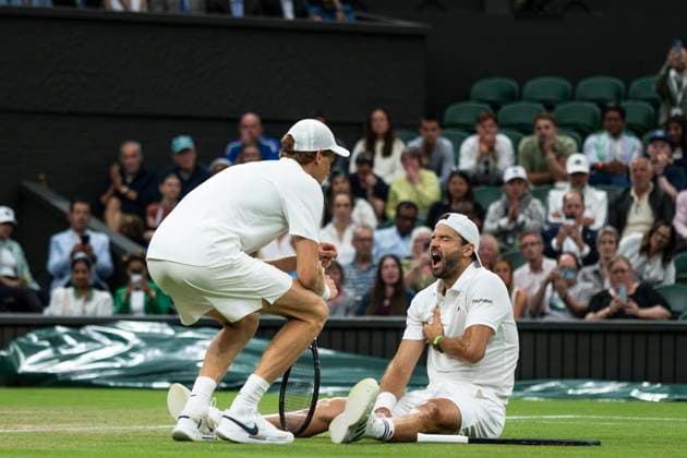 Grigor Dimitrov goes down injured when leading 2 sets to 0 during his Wimbledon 2025 Men?s Singles Round of 16 tennis match against Jannik Sinner at the All England Tennis Club in London, England ((6257) SPP) Copyright: x(6257)x xSPPx spp-en-6-SPP25_rica_07jul25_21926