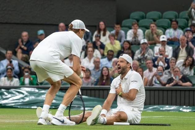 Grigor Dimitrov goes down injured when leading 2 sets to 0 during his Wimbledon 2025 Men™s Singles Round of 16 tennis match against Jannik Sinner at the All England Tennis Club in London, England ((6257) SPP)  Copyright: x(6257)x xSPPx spp-en-6-SPP25_ricallis_07072025_21988