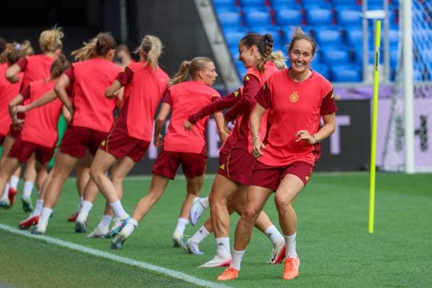 Basel, Schweiz 07. Juli 2025: DFB - Frauen Nationalmannschaft - Euro 2025 Im Bild: Sydney Lohmann (Deutschland) und ihre Mannschaftskolleginnen beim Abschlusstraining vor dem Spiel gegen Dänemark in Basel. St. Jakob Park Copyright: xFotostandx xFantinix