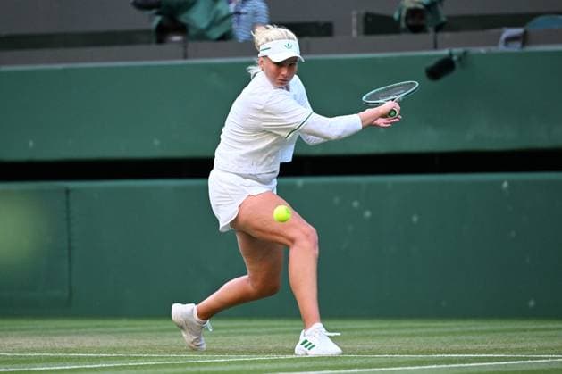 (250708) -- LONDON, July 8, 2025 -- Clara Tauson hits a return during the women s singles round of 8 match between Iga Swiatek of Poland and Clara Tauson of Denmark at the Wimbledon Tennis Championships in London, Britain, July 7, 2025. ) (SP)BRITAIN-LONDON-TENNIS-WIMBLEDON-WOMEN S SINGLES ZhaoxDingzhe 