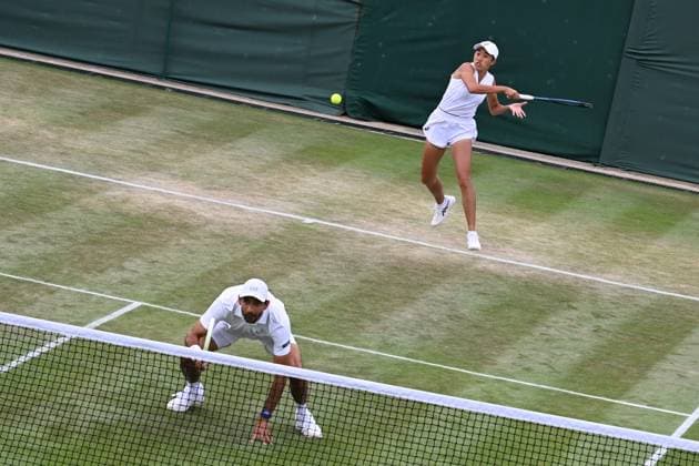 (250708) -- LONDON, July 8, 2025 -- Zhang Shuai (upper) Marcelo Arevalo compete during the mixed doubles quarter final match between Zhang Shuai (China) Marcelo Arevalo (El Salvador) and Desirae Krawczyk (USA) Olivia Gadecki (Australia) at the Wimbledon Tennis Championships in London, Britain, July 7, 2025. ) (SP)BRITAIN-LONDON-TENNIS-WIMBLEDON-MIXED DOUBLES ZhaoxDingzhe 