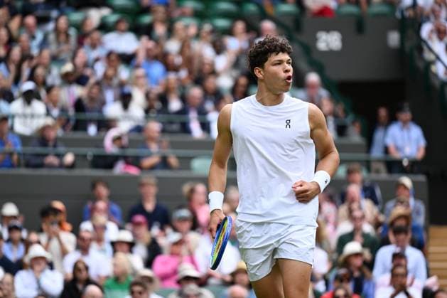 (250708) -- LONDON, July 8, 2025 -- Ben Shelton reacts during the men s singles round of 16 match between Ben Shelton of the United States and Lorenzo Sonego of Italy at the Wimbledon Tennis Championships in London, Britain, July 7, 2025 ) (SP)BRITAIN-LONDON-TENNIS-WIMBLEDON-MEN S SINGLES ZhaoxDingzhe 