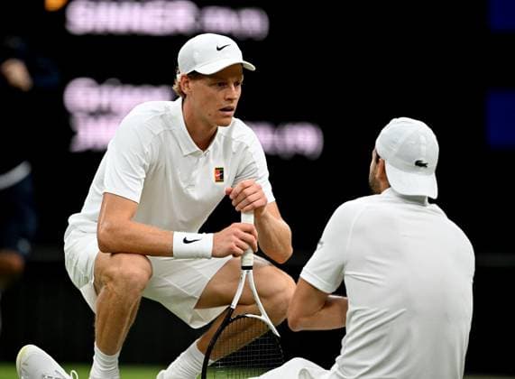 (250708) -- LONDON, July 8, 2025 -- Jannik Sinner (L) checks on Grigor Dimitrov after Dimitrov was injured during the men s singles round of 16 match between Grigor Dimitrov of Bulgaria and Jannik Sinner of Italy at the Wimbledon Tennis Championships in London, Britain, July 7, 2025. ) (SP)BRITAIN-LONDON-TENNIS-WIMBLEDON-MEN S SINGLES LixYing 