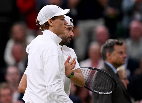(250708) -- LONDON, July 8, 2025 -- Grigor Dimitrov (R) reacts with Jannik Sinner after deciding to retire from the match due to injury during the men s singles round of 16 match between Grigor Dimitrov of Bulgaria and Jannik Sinner of Italy at the Wimbledon Tennis Championships in London, Britain, July 7, 2025. ) (SP)BRITAIN-LONDON-TENNIS-WIMBLEDON-MEN S SINGLES LixYing 