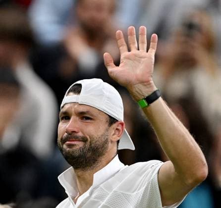 (250708) -- LONDON, July 8, 2025 -- Grigor Dimitrov waves to spectators after deciding to retire from the match due to injury during the men s singles round of 16 match between Grigor Dimitrov of Bulgaria and Jannik Sinner of Italy at the Wimbledon Tennis Championships in London, Britain, July 7, 2025. ) (SP)BRITAIN-LONDON-TENNIS-WIMBLEDON-MEN S SINGLES LixYing 