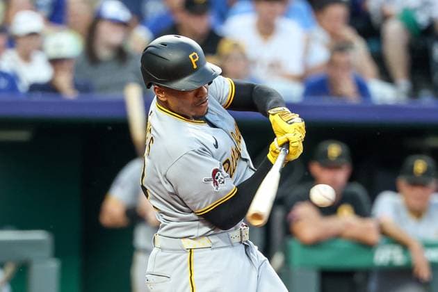 July 7, 2025: Pittsburgh Pirates third baseman KeBryan Hayes (13) hits the ball and makes it to first on a fielding error from Kansas City Royals first baseman Vinnie Pasquantino (9) during the seventh inning at Kauffman Stadium in Kansas City, MO. CSM Kansas City United States of America - ZUMAc04_ 20250707_zma_c04_039 Copyright: xDavidxSmithx