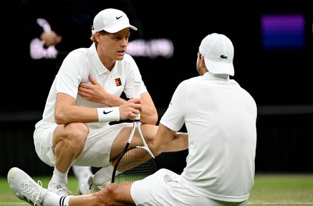 (250708) -- LONDON, July 8, 2025 -- Jannik Sinner (L) checks on Grigor Dimitrov after Dimitrov was injured during the men s singles round of 16 match between Grigor Dimitrov of Bulgaria and Jannik Sinner of Italy at the Wimbledon Tennis Championships in London, Britain, July 7, 2025. ) (SP)BRITAIN-LONDON-TENNIS-WIMBLEDON-MEN S SINGLES LixYing 