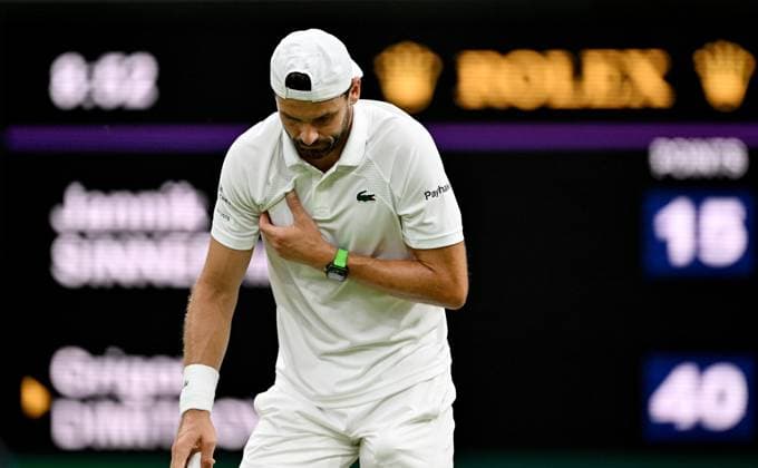 (250708) -- LONDON, July 8, 2025 -- Grigor Dimitrov reacts after getting injured during the men s singles round of 16 match between Grigor Dimitrov of Bulgaria and Jannik Sinner of Italy at the Wimbledon Tennis Championships in London, Britain, July 7, 2025. ) (SP)BRITAIN-LONDON-TENNIS-WIMBLEDON-MEN S SINGLES LixYing 