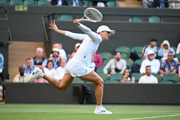 (250708) -- LONDON, July 8, 2025 -- Iga Swiatek hits a return during the women s singles round of 8 match between Iga Swiatek of Poland and Clara Tauson of Denmark at the Wimbledon Tennis Championships in London, Britain, July 7, 2025. ) (SP)BRITAIN-LONDON-TENNIS-WIMBLEDON-WOMEN S SINGLES ZhaoxDingzhe 