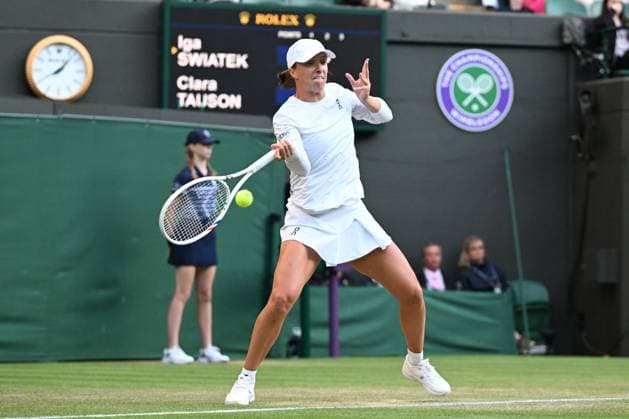 (250708) -- LONDON, July 8, 2025 -- Iga Swiatek hits a return during the women s singles round of 8 match between Iga Swiatek of Poland and Clara Tauson of Denmark at the Wimbledon Tennis Championships in London, Britain, July 7, 2025. ) (SP)BRITAIN-LONDON-TENNIS-WIMBLEDON-WOMEN S SINGLES ZhaoxDingzhe 