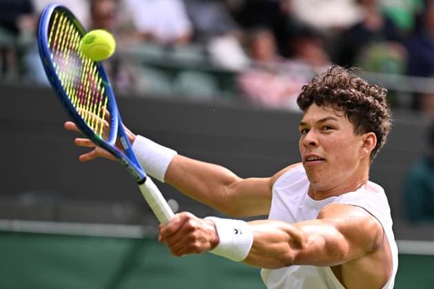 (250708) -- LONDON, July 8, 2025 -- Ben Shelton hits a return during the men s singles round of 16 match between Ben Shelton of the United States and Lorenzo Sonego of Italy at the Wimbledon Tennis Championships in London, Britain, July 7, 2025 ) (SP)BRITAIN-LONDON-TENNIS-WIMBLEDON-MEN S SINGLES ZhaoxDingzhe 