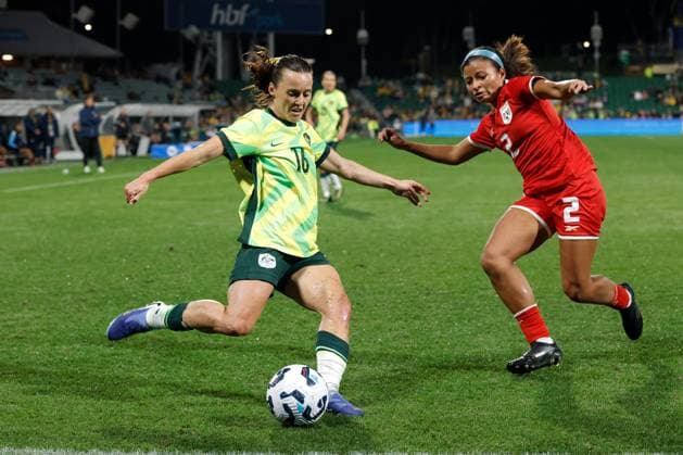 SOCCER AUSTRALIA PANAMA, Hayley Raso of Australia crosses the ball under pressure from Hilary Jaen of Panama during Game 2 of the Women s International Friendlies soccer match between Australia and Panama at HBF Park in Perth, Tuesday, July 8, 2025. ( NO ARCHIVING, EDITORIAL USE ONLY PERTH WESTERN AUSTRALIA AUSTRALIA  Copyright: xRICHARDxWAINWRIGHTx 20250708159157781585
