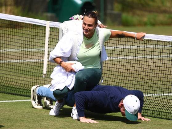 Wimbledon Championships 2025 AELTC, Day Five London, UK - 08 07 2025 Aryna Sabalenka sits on the back of her coach during practice in Aorangi Park ahead of her Quarter Final match against Laura Siegemund (GER) in the 2025 Wimbledon Championships London Wimbledon London GBR, UK NEWSPAPERS OUT Copyright: xMarkxGreenwoodx