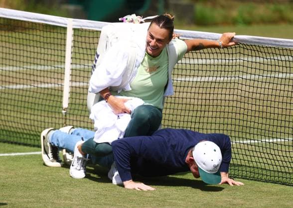 Wimbledon Championships 2025 AELTC, Day Five London, UK - 08 07 2025 Aryna Sabalenka sits on the back of her coach during practice in Aorangi Park ahead of her Quarter Final match against Laura Siegemund (GER) in the 2025 Wimbledon Championships London Wimbledon London GBR, UK NEWSPAPERS OUT Copyright: xMarkxGreenwoodx