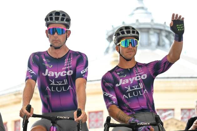 Tour de France 2025 Stage 4 ROUEN, FRANCE - JULY 08 : Reinders Elmar (NED) of Team Jayco AlUla, Groenewegen Dylan (NED) of Team Jayco AlUla during stage 4 of the 112th edition of Tour de France an UCI World Tour 2.UWT cycling road race stage for Men Elite of 173 km with start in Amiens Metropole and finish in Rouen on July 8, 2025 in Rouen, France, 08 07 2025 ( Motordriver Kenny Verfaillie - Rouen France  Copyright: xJanxDexMeuleneirx