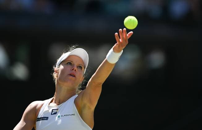 (250708) -- LONDON, July 8, 2025 -- Laura Siegemund serves during the women s singles quarterfinal match between Aryna Sabalenka of Belarus and Laura Siegemund of Germany at the Wimbledon Tennis Championships in London, Britain, July 8, 2025. ) (SP)BRITAIN-LONDON-TENNIS-WIMBLEDON-WOMEN S SINGLES LixYing 