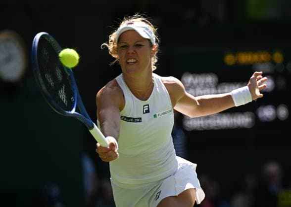 (250708) -- LONDON, July 8, 2025 -- Laura Siegemund hits a return during the women s singles quarterfinal match between Aryna Sabalenka of Belarus and Laura Siegemund of Germany at the Wimbledon Tennis Championships in London, Britain, July 8, 2025. ) (SP)BRITAIN-LONDON-TENNIS-WIMBLEDON-WOMEN S SINGLES LixYing 