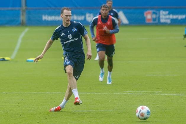 Schonlau Sebastian ( HSV ) am Ball Deutschland , Hamburg , Volksparkstadion , Fussball , 1 . Bundesliga , Training des Hamburger SV *** Schonlau Sebastian HSV on the ball Germany , Hamburg , Volksparkstadion , Football , 1 Bundesliga , Training of Hamburger SV