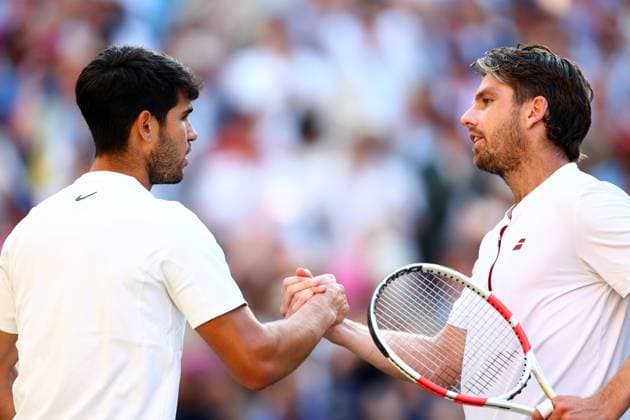 Carlos Alcaraz celebrates victory in his quarter final match against Cameron Norrie Wimbledon Tennis Championships, Day 9, The All England Lawn Tennis and Croquet Club, London, UK - 08 Jul 2025London The All England Lawn Tennis and United Kingdom  Copyright: xJamesxMarsh Shutterstockx 15389336gz