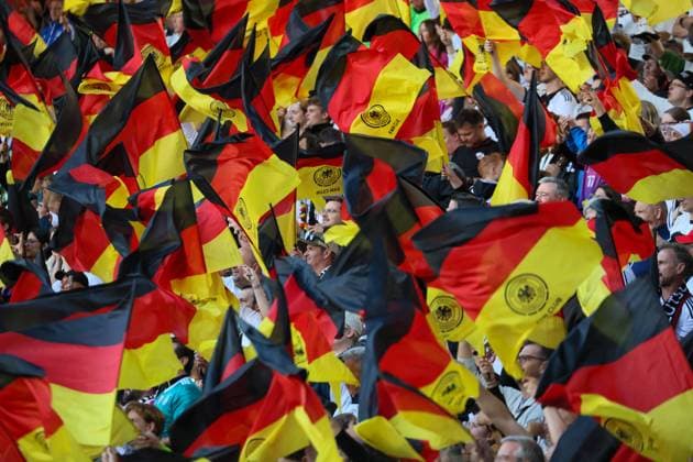 Basel, Schweiz 08. Juli 2025: UEFA - Euro 2025 Woman - Deutschland vs. Dänemark Im Bild: Symbolbild jubelnde Fankurve von Deutschland mit Fahnen St. Jakob-Park *** Basel, Switzerland 08 July 2025 UEFA Euro 2025 Woman Germany vs Denmark In the picture symbolic picture cheering fan curve of Germany with flags St Jakob Park Copyright: xFotostandx xFantinix
