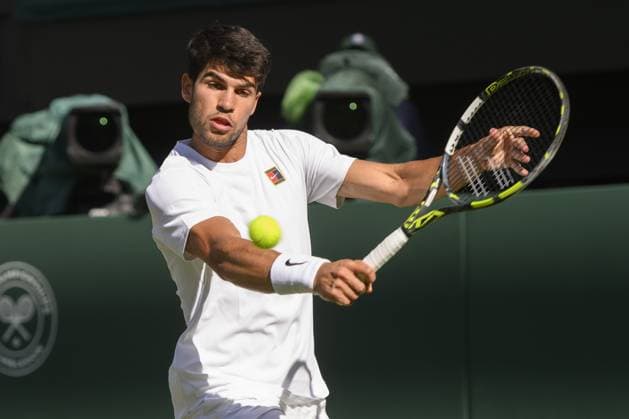 Wimbledon Tennis Championships - Day 9 LONDON, UNITED KINGDOM - JULY 08: Carlos Alcaraz of Spain plays in the Men’s singles quarter-finals match against Cameron Norrie of Great Britain (not seen) during day nine of The Championships Wimbledon 2025 at All England Lawn Tennis and Croquet Club on July 08, 2025 in London, England. Ray Tang Anadolu London United Kingdom. Editorial use only. Please get in touch for any other usage.  Copyright: x2025xAnadoluxRayxTangx