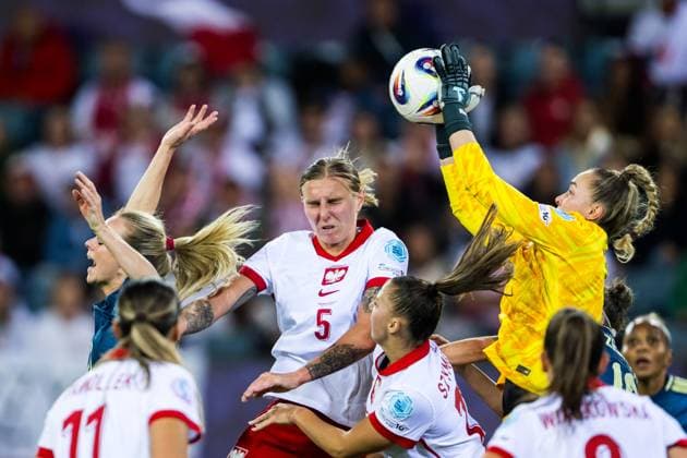 250708 Amanda Ilestedt of Sweden against Oliwia Wos and goalkeeper Kinga Szemik of Poland during the UEFA Women s Euro 2025 group stage football match between Poland and Sweden on July 8, 2025 in Luzern. Photo: Mathias Bergeld BILDBYRAN kod MB LT0707 fotboll football soccer fotball fotbolls-em europamästerskap em uefa womens euro uefa womens european football championship womens euro 2025 dam kvinner women polen sverige sweden poland 7 bbeng *** 250708 Amanda Ilestedt of Sweden against Oliwia Wos and goalkeeper Kinga Szemik of Poland during the UEFA Women s Euro 2025 group stage football match between Poland and Sweden on July 8, 2025 in Luzern Photo Mathias Bergeld BILDBYRAN code MB LT0707 fotboll football soccer fotballs em europamästerskap em uefa womens euro uefa womens european football championship womens euro 2025 dam kvinner women polen sverige sweden poland 7 bbeng  Copyright: MATHIASxBERGELD BB250708MB057
