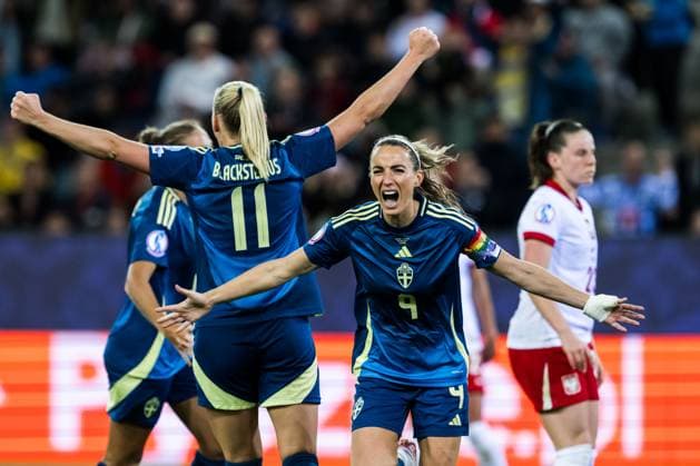250708 Kosovare Asllani of Sweden celebrates after 0-2 during the UEFA Women s Euro 2025 group stage football match between Poland and Sweden on July 8, 2025 in Luzern. Photo: Ludvig Thunman BILDBYRAN kod LT LT0707 fotboll football soccer fotball fotbolls-em europamästerskap em uefa womens euro uefa womens european football championship womens euro 2025 dam kvinner women polen sverige sweden poland 7 bbeng jubel *** 250708 Kosovare Asllani of Sweden celebrates after 0 2 during the UEFA Women s Euro 2025 group stage football match between Poland and Sweden on July 8, 2025 in Luzern Photo Ludvig Thunman BILDBYRAN kod LT LT0707 fotboll football soccer fotbolls em europamästerskap em uefa womens euro uefa womens european football championship womens euro 2025 dam kvinner women polen sverige sweden poland 7 bbeng jubel  Copyright: LUDVIGxTHUNMAN BB250708LT104