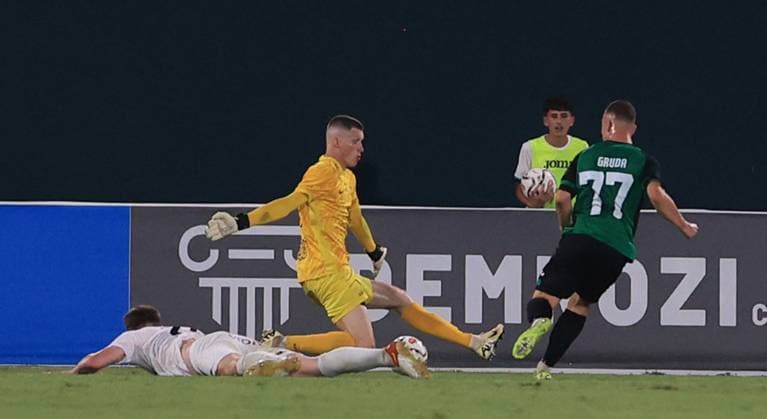 08.07.2025 Rrogozhine(Albania) KF Egnatia-Breidablik Kopavogur Champion s league first qualifyng round men s football Ildi Gruda (R) Egnatia scores goal beside Anton Einarsson(C) Breidablik goaleeper oto: