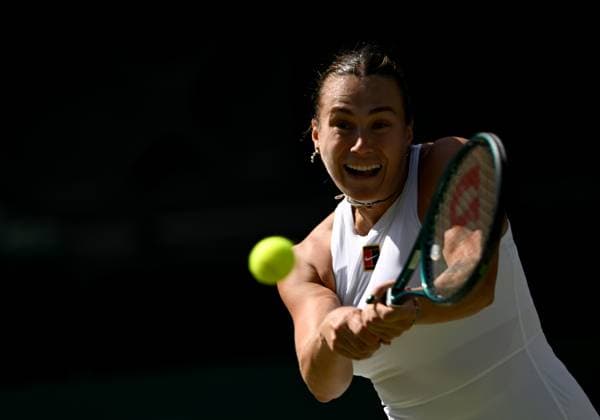 (250709) -- LONDON, July 9, 2025 -- Aryna Sabalenka hits a return during the women s singles quarterfinal match between Aryna Sabalenka of Belarus and Laura Siegemund of Germany at the Wimbledon Tennis Championships in London, Britain, July 8, 2025. ) (SP)BRITAIN-LONDON-TENNIS-WIMBLEDON-WOMEN S SINGLES LixYing 