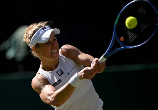 (250709) -- LONDON, July 9, 2025 -- Laura Siegemund hits a return during the women s singles quarterfinal match between Aryna Sabalenka of Belarus and Laura Siegemund of Germany at the Wimbledon Tennis Championships in London, Britain, July 8, 2025. ) (SP)BRITAIN-LONDON-TENNIS-WIMBLEDON-WOMEN S SINGLES LixYing 