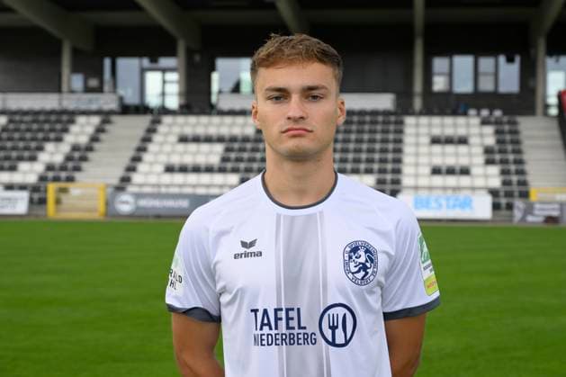 GER, Regionalliga West, SSVg Velbert Mannschaftsfoto und Potrait 8.07.2025,Velbert , IMS Arena, GER, Regionalliga West, SSVg Velbert Mannschaftsfoto und Potrait DFB- Regionalliga West regulations prohibit any use of photographs as image sequences and or quasi-video im Bild David Glavas ( SSVg Velbert 18 ).