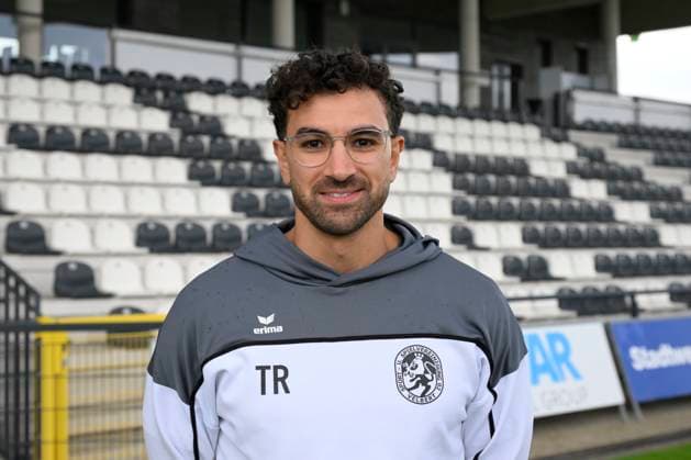 GER, Regionalliga West, SSVg Velbert Mannschaftsfoto und Potrait 8.07.2025,Velbert , IMS Arena, GER, Regionalliga West, SSVg Velbert Mannschaftsfoto und Potrait DFB- Regionalliga West regulations prohibit any use of photographs as image sequences and or quasi-video im Bild Trainer Ismail Jaouri ( SSVg Velbert ).