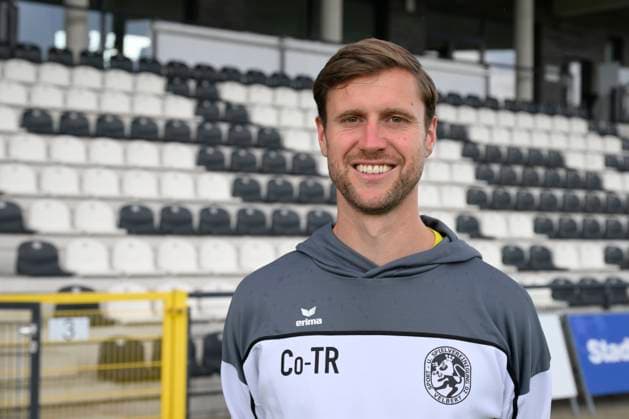 GER, Regionalliga West, SSVg Velbert Mannschaftsfoto und Potrait 8.07.2025,Velbert , IMS Arena, GER, Regionalliga West, SSVg Velbert Mannschaftsfoto und Potrait DFB- Regionalliga West regulations prohibit any use of photographs as image sequences and or quasi-video im Bild Co.- Trainer Niklas Bonnekessel ( SSVg Velbert ).
