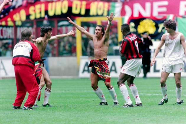 960428 Fotboll, Serie A, Milan - Fiorentina, 3-1: Paulo Die Canio, Milan jublar efter segern. *** 960428 Football, Serie A, Milan Fiorentina, 3-1 Paulo Die Canio, Milan celebrates after the win  Copyright: BILDBYRAN BB960428BB058