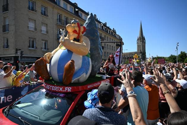 TOUR DE FRANCE 2025 PHOTOPQR OUEST FRANCE Thomas Brégardis Ouest-France ; Caen ; 09 07 2025 ; 9 Juillet 2025 Tour de France 2025. Etape 5, contre-la-montre entre Caen et Caen. Passage de la caravane publicitaire à Caen rue de la Libération. Photo: Thomas Bregardis Ouest-France- French cycling race Tour de France 2024 takes place in july 2025 Caen Calvados France  Copyright: xPHOTOPQR OUESTxFRANCE MAXPPPxThomasxBrégardisx xOuest-Francex 20250709OFR8988 20250709OFR8988