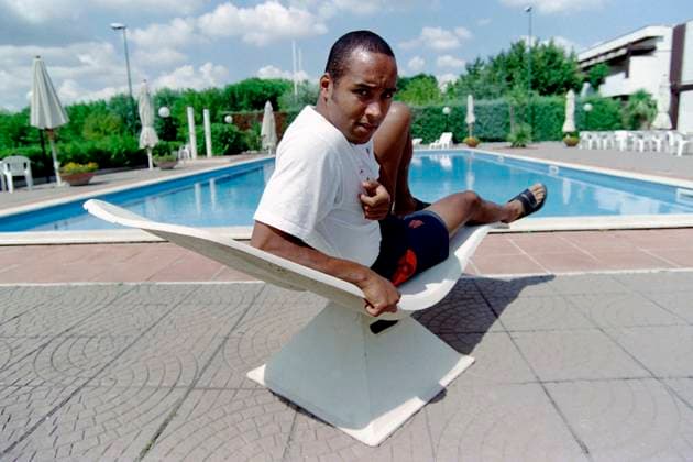 960903 Fotboll, Serie A, Roma: Martin Dahlin, Roma kopplar av vid poolen. *** 960903 Football, Serie A, Roma Martin Dahlin, Roma relaxes by the pool  Copyright: BILDBYRAN BB960903BB023