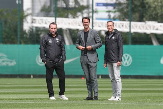 09.07.2025, xgox, Fussball 1. Bundesliga, VfL Wolfsburg Auftakttraining emspor, v.l. Sebastian Schindzielorz (Wolfsburg, Sportdirektor), Diego Benaglio, Michael Meeske (Wolfsburg, Geschaeftsfuehrer) (DFL DFB REGULATIONS PROHIBIT ANY USE OF PHOTOGRAPHS as IMAGE SEQUENCES and or QUASI-VIDEO) Wolfsburg