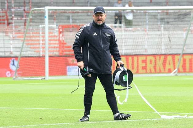 DEU, DFL, 1. FBL, 1.FC Union Training, 09.07.2025, Stadion Alte Foersterei, Berlin, DEU, DFL, 1. FBL, 1.FC Union Training, im Bild: Cheftrainer (Head Coach) Steffen Baumgart (1.FC Union Berlin) DFL - regulations prohibit any use of Photographs as image sequences and or quasi-video *** DEU, DFL, 1 FBL, 1 FC Union Training, 09 07 2025, Stadion Alte Foersterei, Berlin, DEU, DFL, 1 FBL, 1 FC Union Training, im Bild Cheftrainer Head Coach Steffen Baumgart 1 FC Union Berlin DFL regulations prohibit any use of Photographs as image sequences and or quasi video nordphotoxGmbHx xEngler nph00076